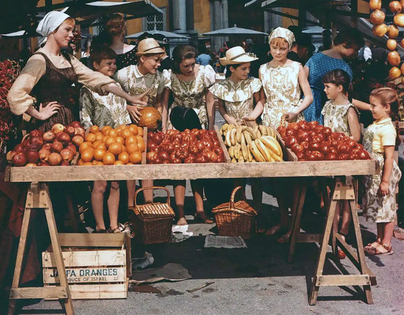 Do Re Mi Market scene